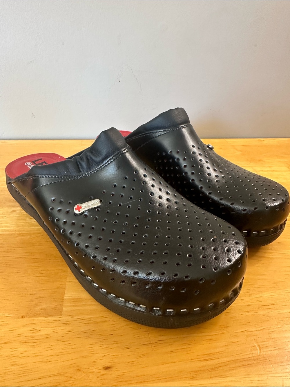 LEON Medikal PU100 Leather Anatomical Clogs Size 39 (US 8/8.5) Black